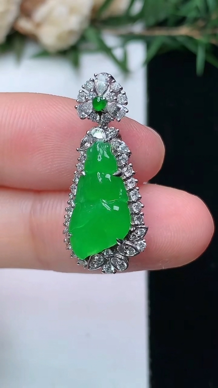 天然A货翡翠年年有余吊坠，尺寸26-11.4-7.9
4月13日