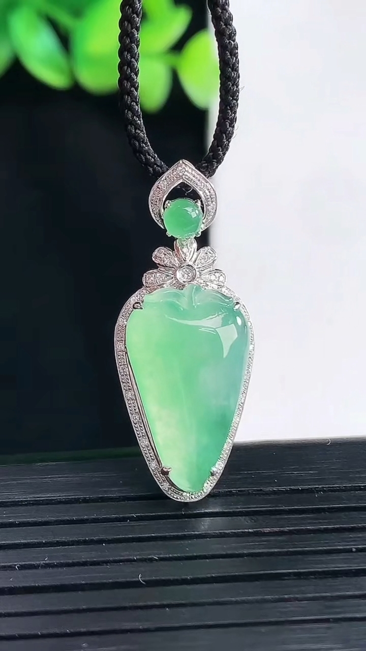 天然A货翡翠福瓜吊坠，尺寸33-14-8，裸石19.5-12重量:3.04g
4月13日