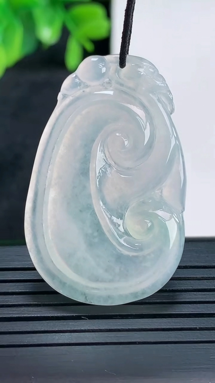 天然A货翡翠如意吊坠尺寸40.6-26-3.2重量:6.87g
4月13日