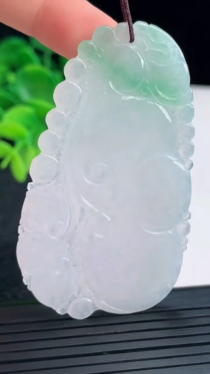 天然A货翡翠如意吊坠尺寸65.6-37.6-3.8重量:21.34g
4月13日