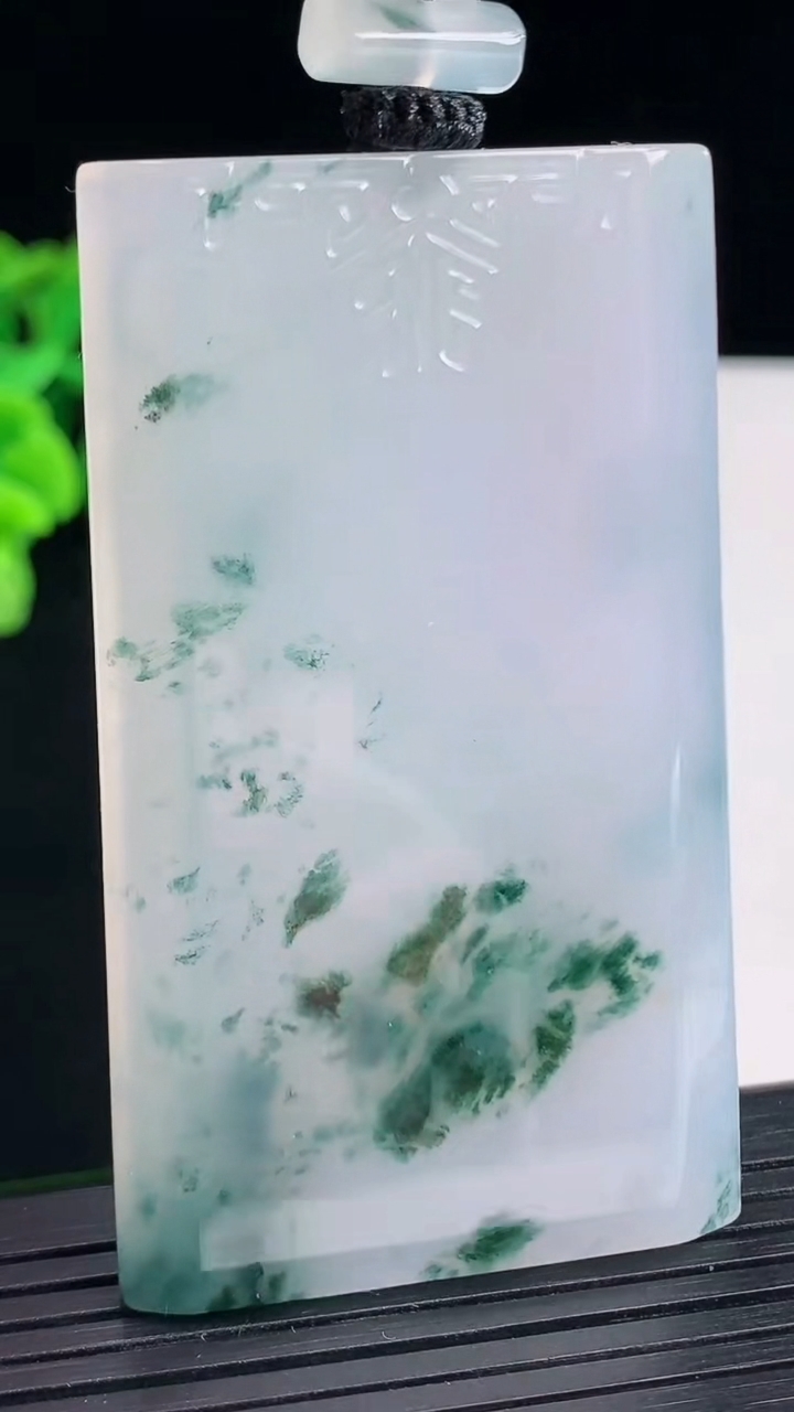 天然A货翡翠种飘花仿古无事牌吊坠，尺寸64-38-5.8重量:45.30g
4月13日