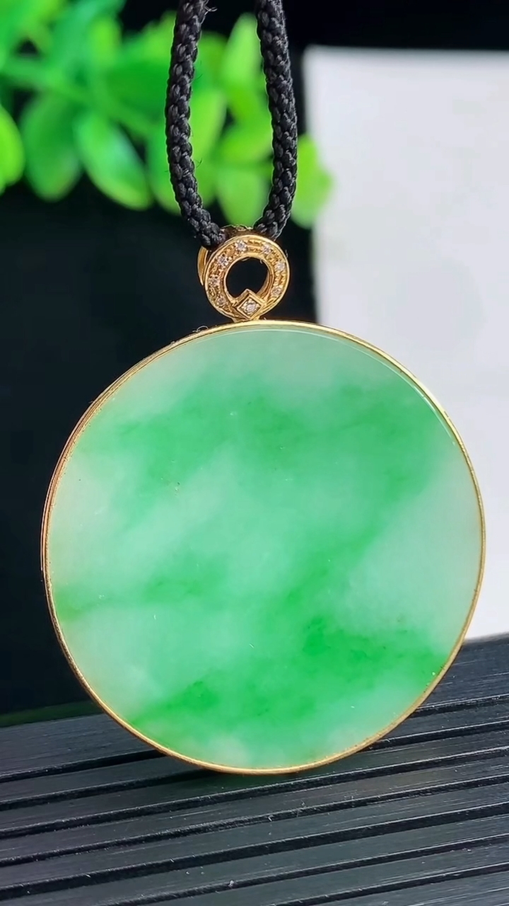 天然A货翡翠无事牌吊坠，尺寸41-34-3，裸石33.5重量:9.09g
4月13日