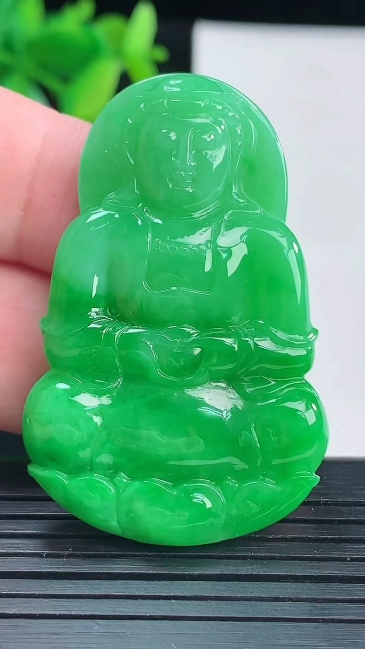 天然A货翡翠正装观音吊坠，尺寸48-31-5.6重量:15.72g
4月13日