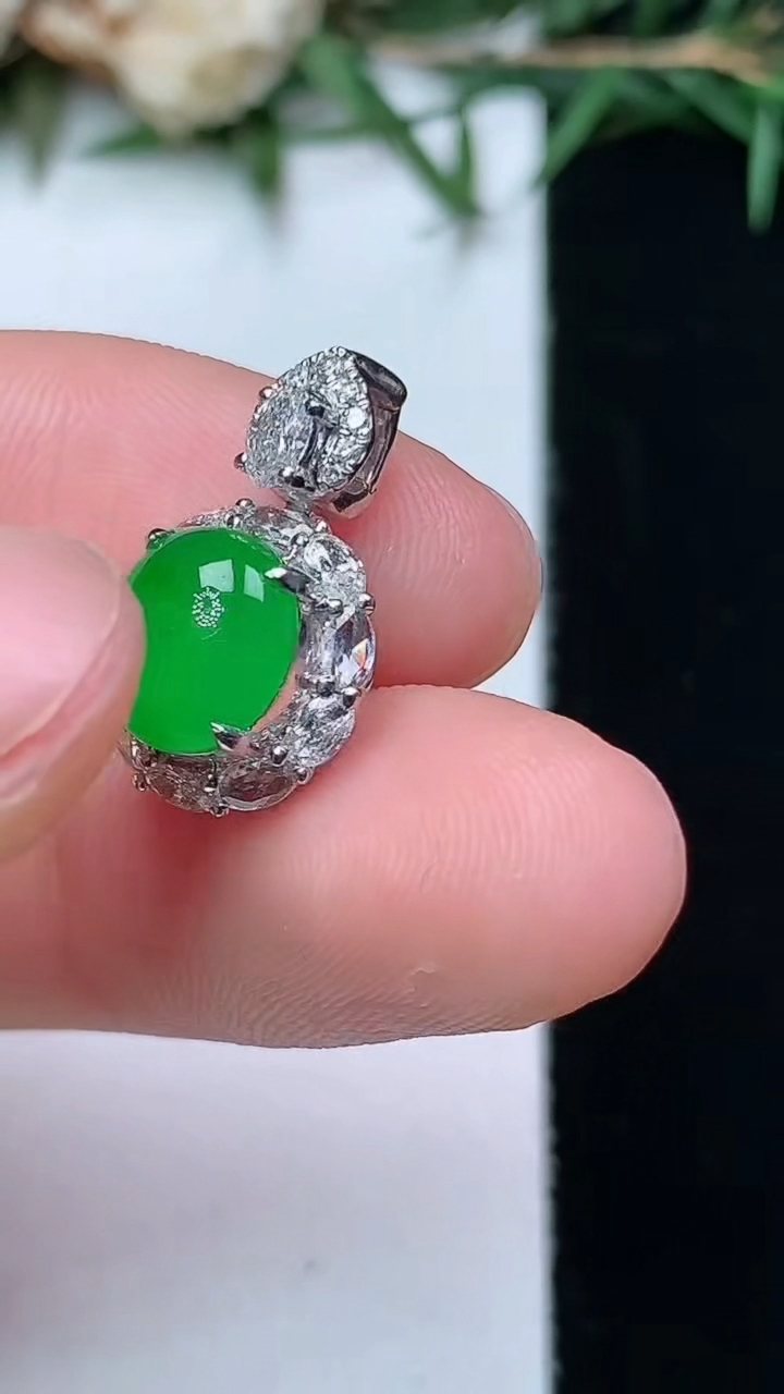 天然A货翡翠蛋面吊坠，尺寸17-10.4-8，裸石7.8-7，重量:2.22g
4月13日