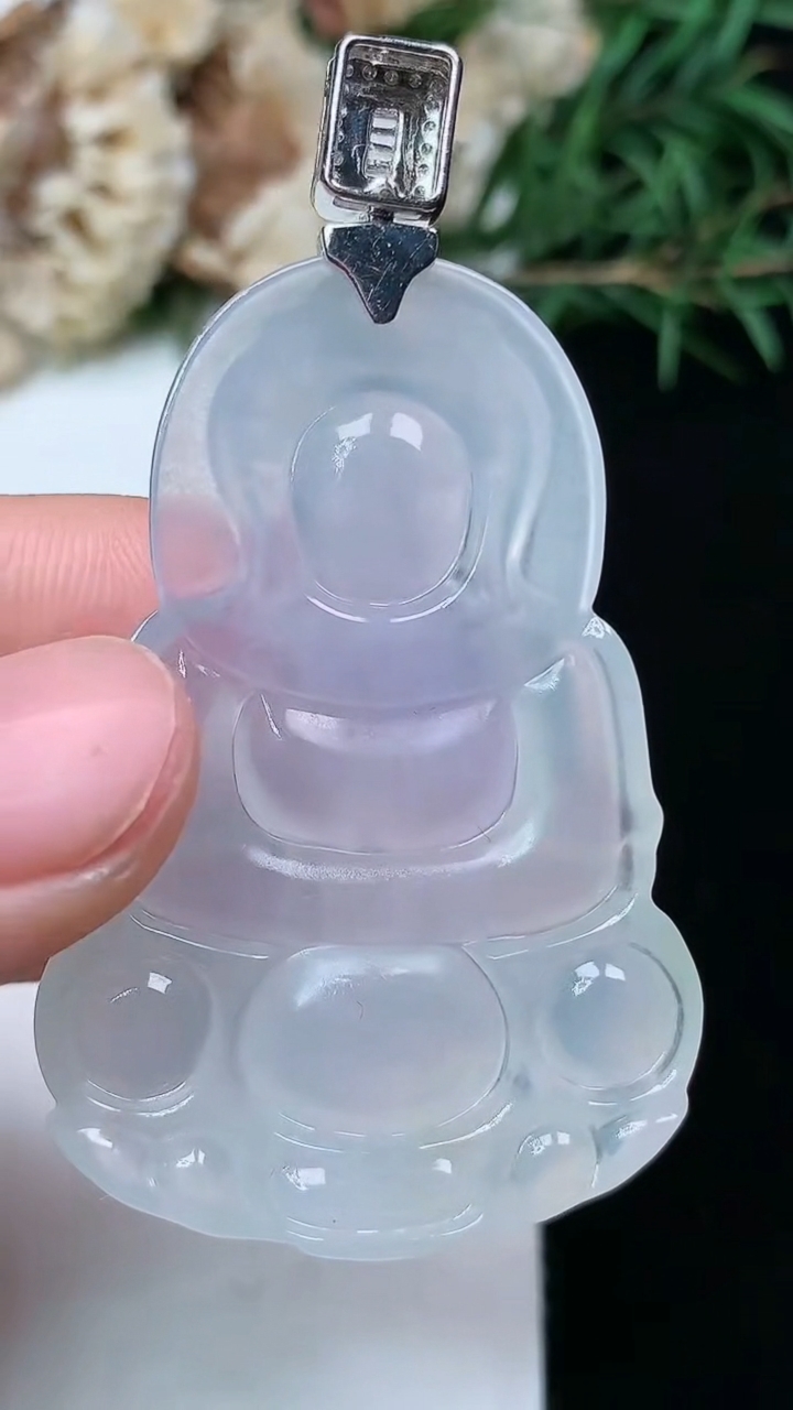天然A货翡翠白冰观音菩萨吊坠，尺寸46.6-31.3-5.9，重量:14.87g
4月13日