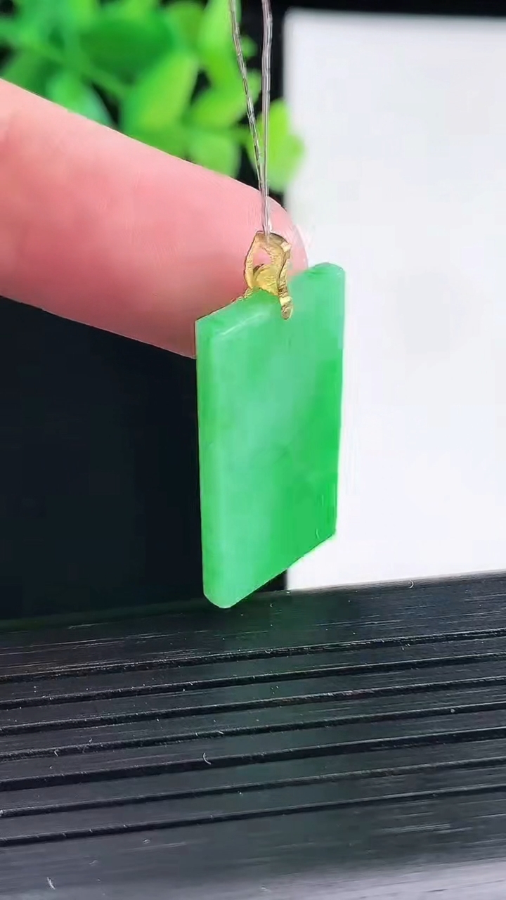 天然A货翡翠无事牌吊坠，尺寸26-14-3重量:3.71g
4月13日