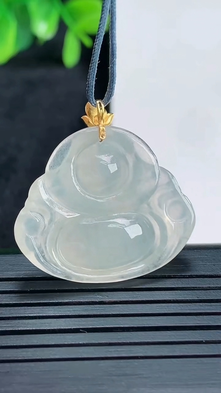 天然A货翡翠佛公吊坠尺寸28.9-29.6-5.2重量:5.76g
4月13日