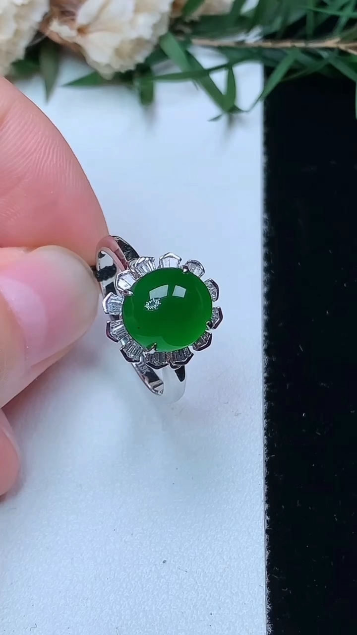 天然A货翡翠蛋面戒指，尺寸17.3-9.3-8.2，重量:3.00g2026年4月13日
工厂直销收