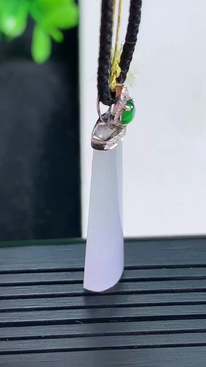 天然A货翡翠18K金紫罗兰无事牌吊坠尺寸27.8-11.4-5.1重量:3.79g
4月13日