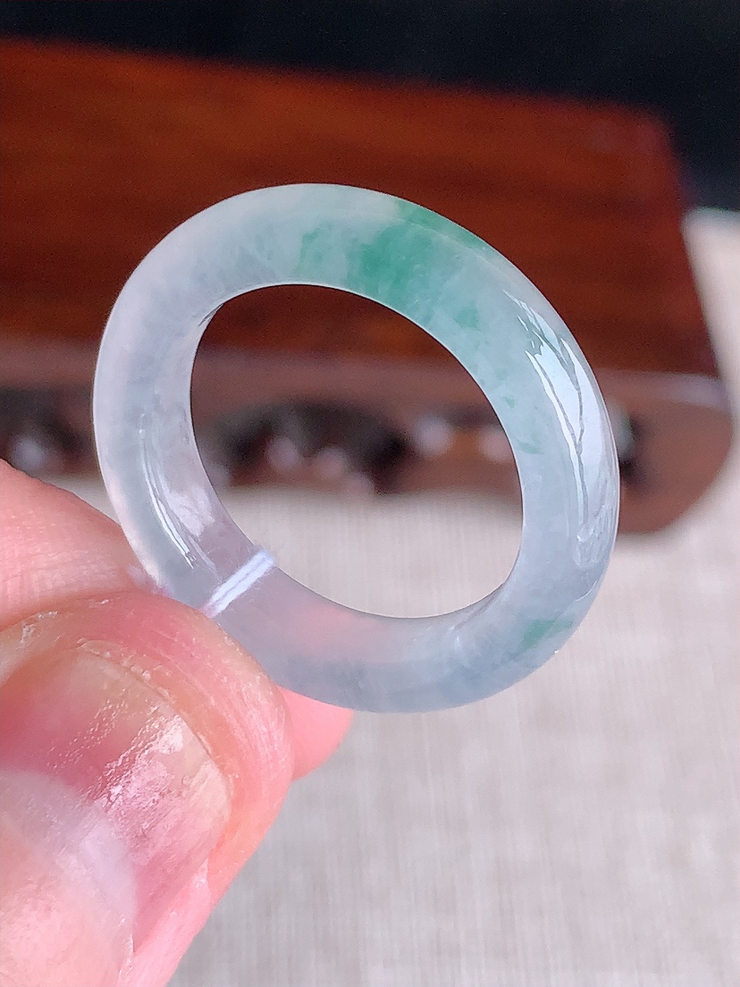 天然A货翡翠飘花素面戒指 
尺寸17.3-5.2-4mm 重量3.58g 0411