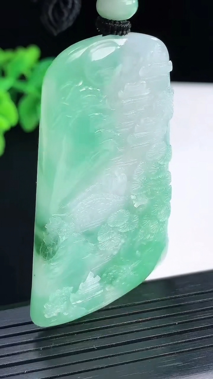 天然A货翡翠山水牌吊坠，尺寸62-39-5.2重量:35.71g
4月13日