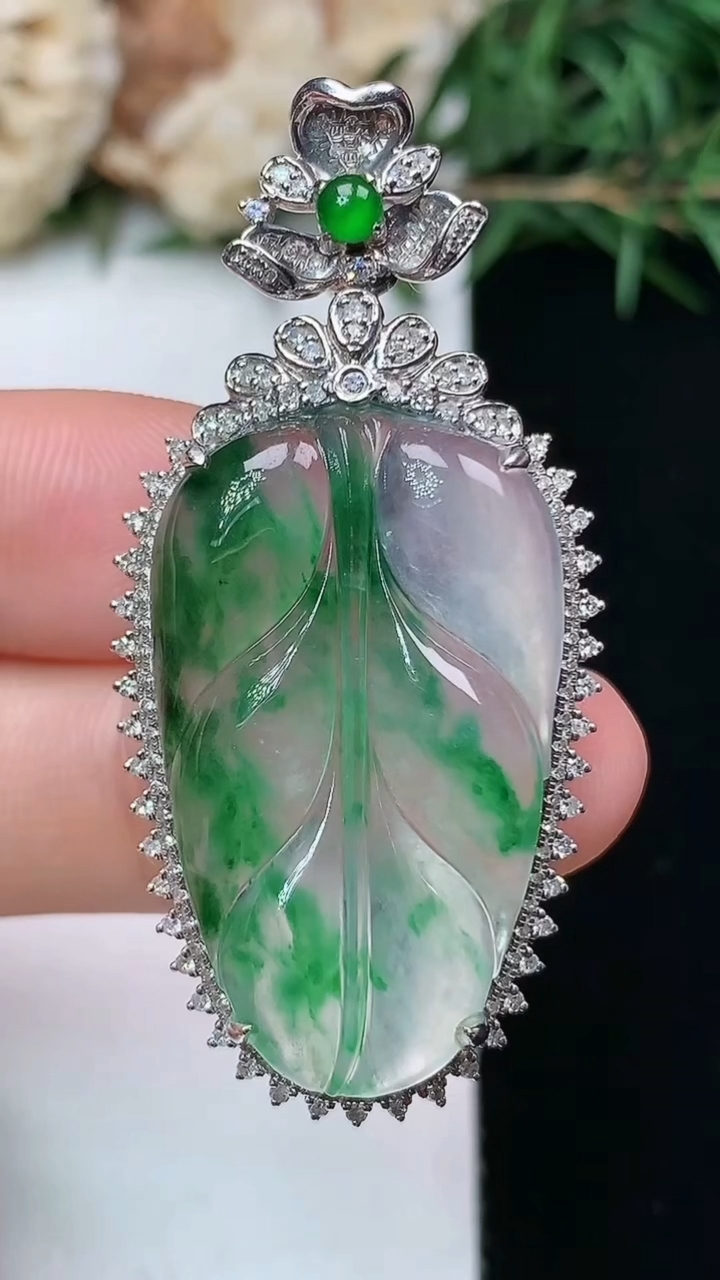 天然A货翡翠金枝玉叶 叶子吊坠，尺寸47.3-22.8-8.5，裸石29.3-18.5，重量:8.1