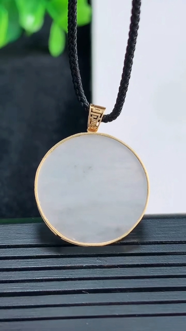 天然A货翡翠无事牌吊坠尺寸20.3-3重量:3.23g
4月13日