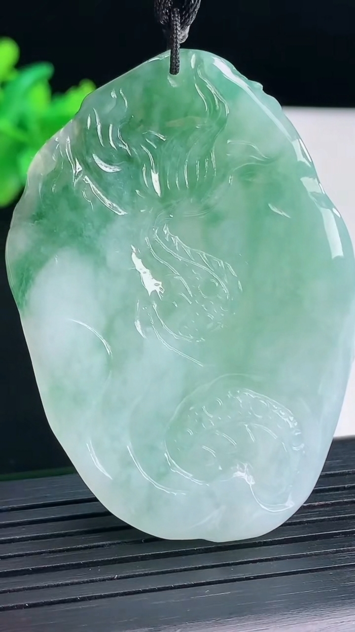 天然A货翡翠飘花龙牌吊坠，尺寸59-42-8重量:37.40g
4月13日