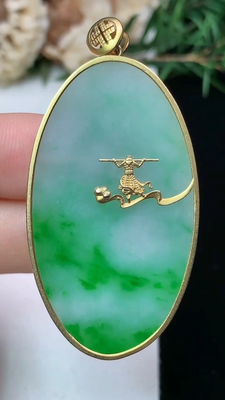 天然A货翡翠无事牌吊坠，尺寸43.6-25-3.4，重量:9.68g
4月13日