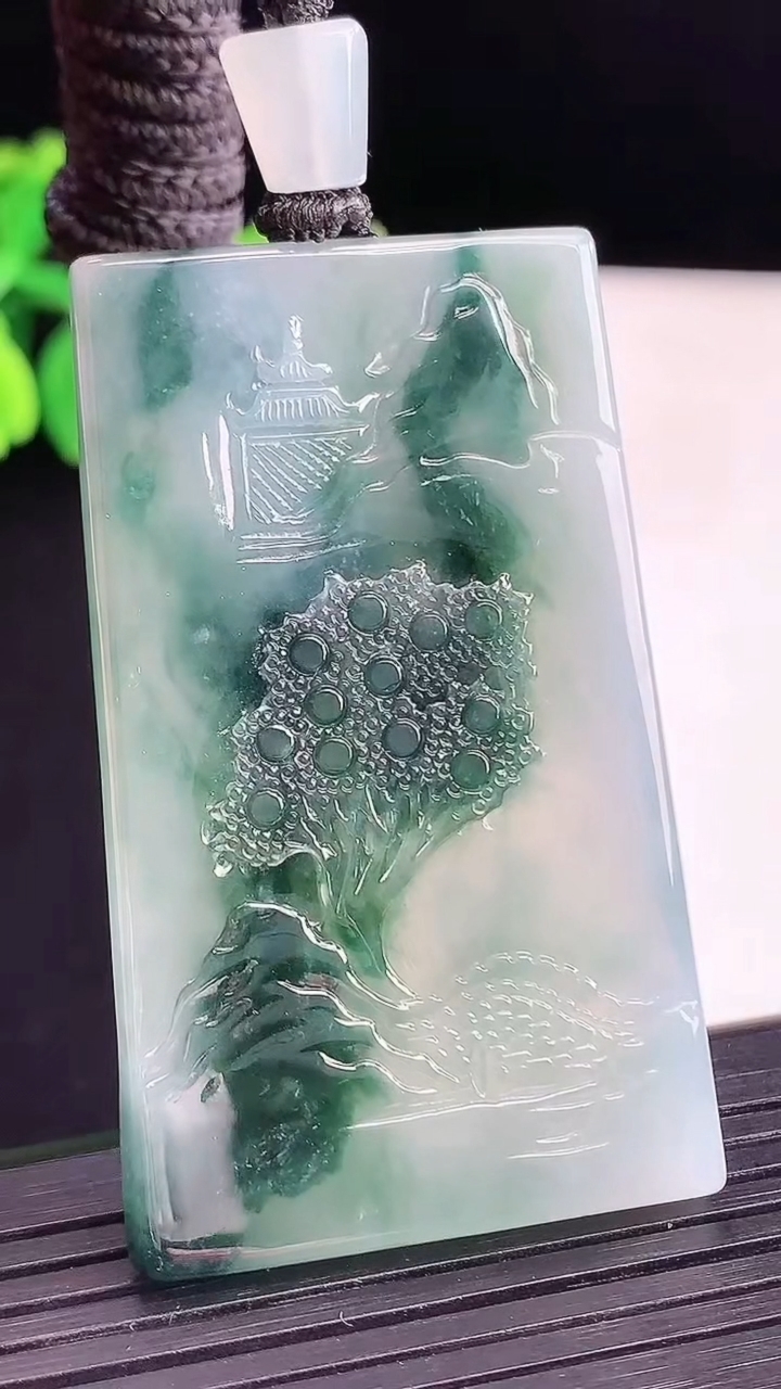 天然A货翡翠种飘花山水牌吊坠，尺寸56-34-5.2重量:33.95g
4月13日