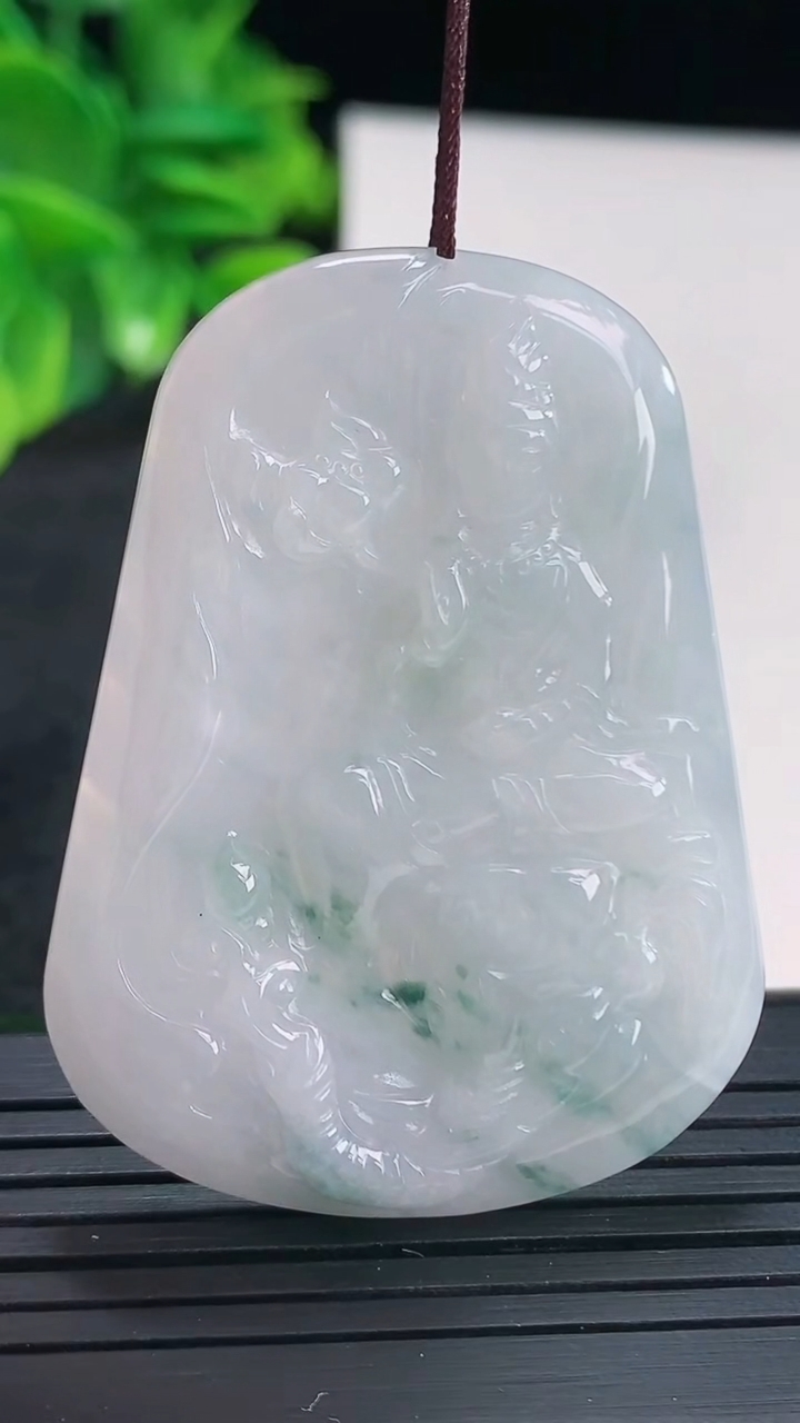 天然A货翡翠飘花普贤菩萨吊坠尺寸48.5-36.3-5.4重量:19.91g
4月13日