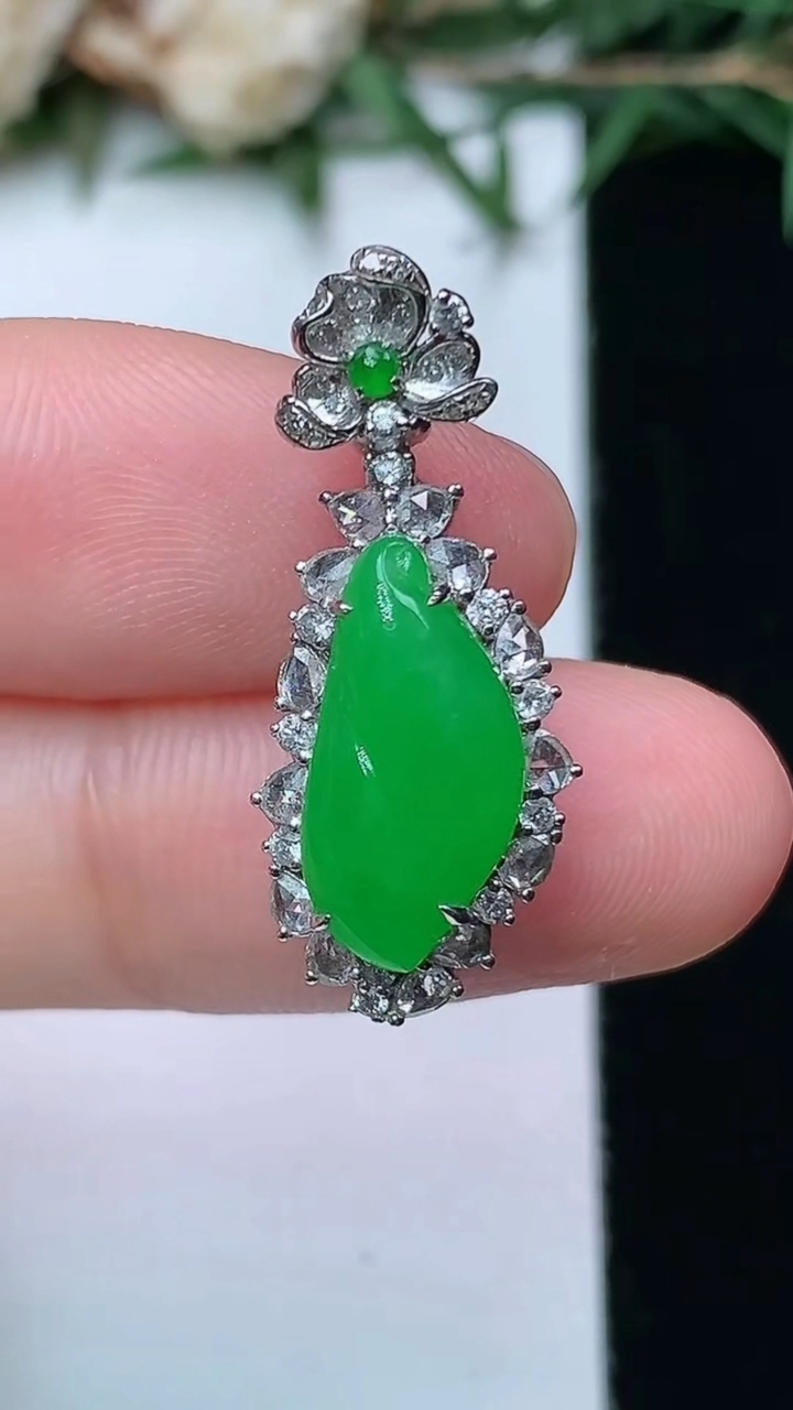 天然A货翡翠福瓜吊坠，尺寸25.8-10.4-8.4，裸石14.2-7，重量:3.33g
4月13日