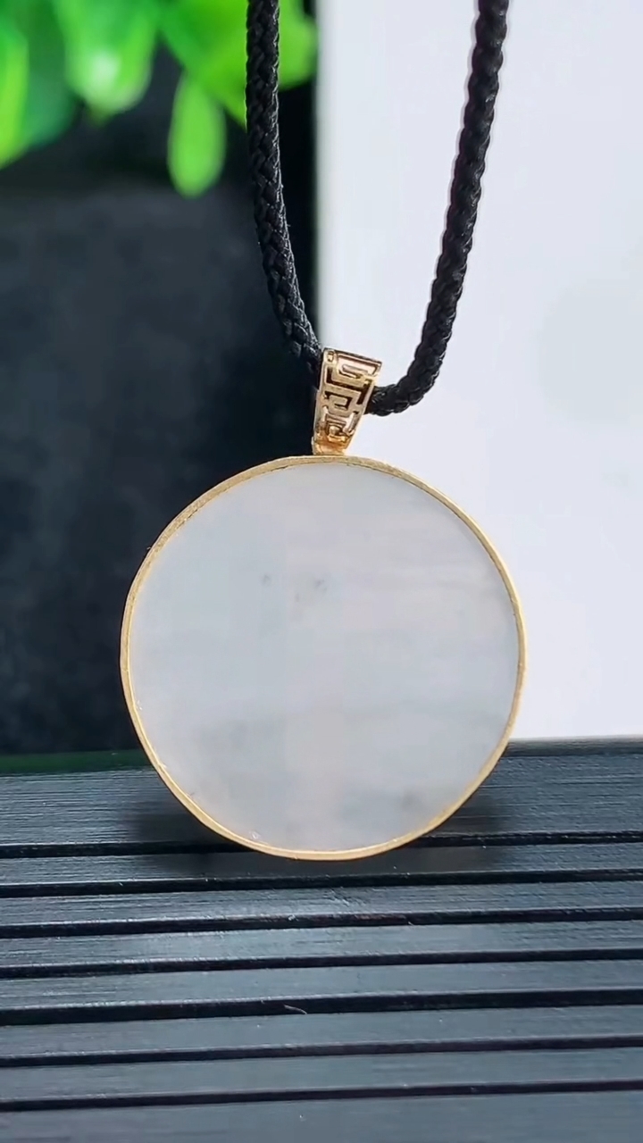 天然A货翡翠无事牌吊坠尺寸20.3-3重量:3.23g
4月13日