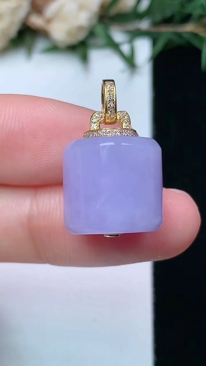 天然A货翡翠k金紫罗兰平安柱吊坠，尺寸12.4-13.6，重量:6.45g
4月13日