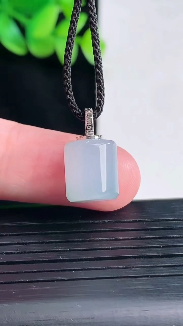 天然A货翡翠18k金飘花路路通吊坠，尺寸11-10重量:3.33g
4月13日