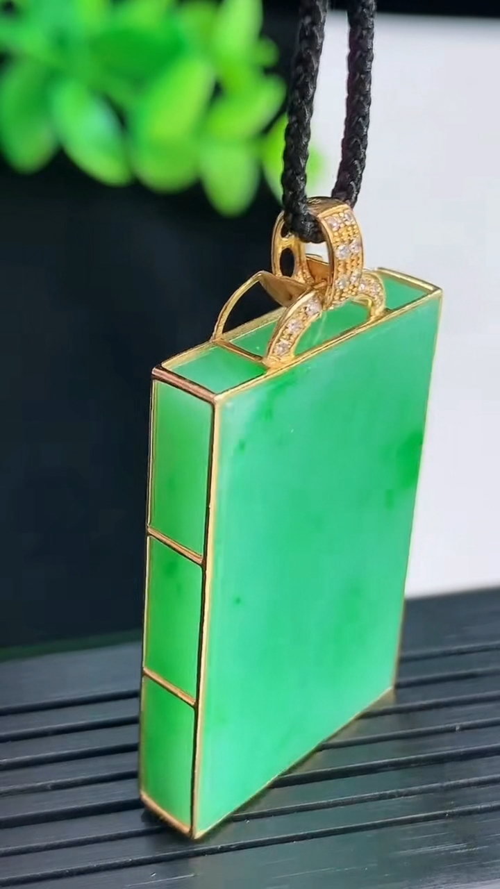 天然A货翡翠无事牌吊坠，尺寸43-22.-5.8，裸石34-22重量:15.11g
4月13日