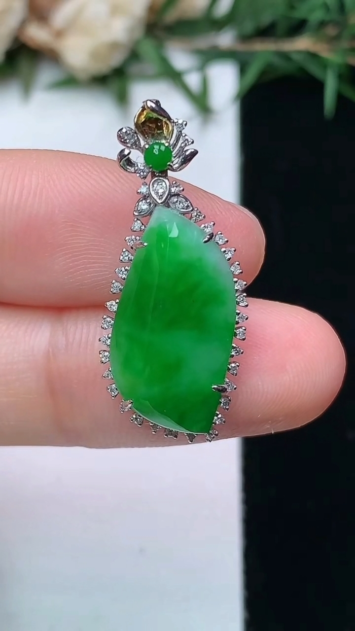 天然A货翡翠随形吊坠，尺寸27.8-11.8-7.5，裸石18-9.9
4月13日