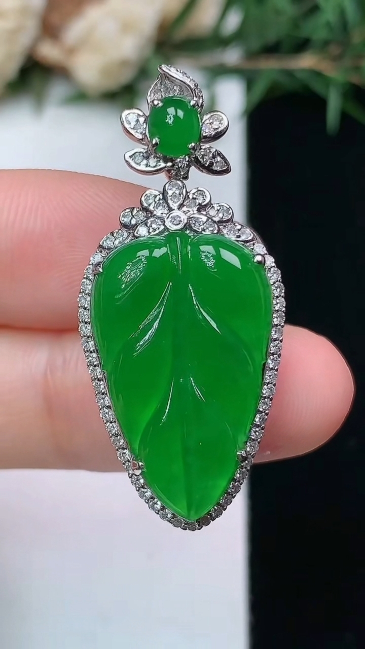 天然A货翡翠金枝玉叶 叶子吊坠，尺寸35.8-16-8.8，裸石21.5-13.5
4月13日，重量:6.77g