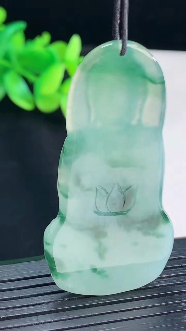 天然A货翡翠飘花大日如来佛吊坠，尺寸54-27.5-5.5重量:16.38g
4月13日