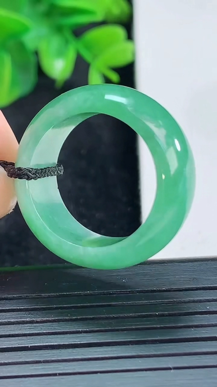 天然A货翡翠指环戒指尺寸19.2-10.7-3.8重:8.68g3322026年4月13日
工厂直销收藏佳品,种好水足，色泽均匀，有种有色，上手高大气！