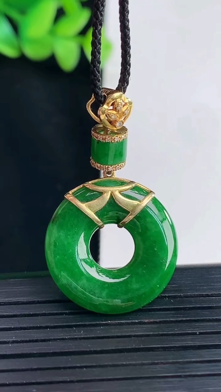 天然A货翡翠子母平安环吊坠，尺寸21.5-3.6重量:4.94g
4月13日