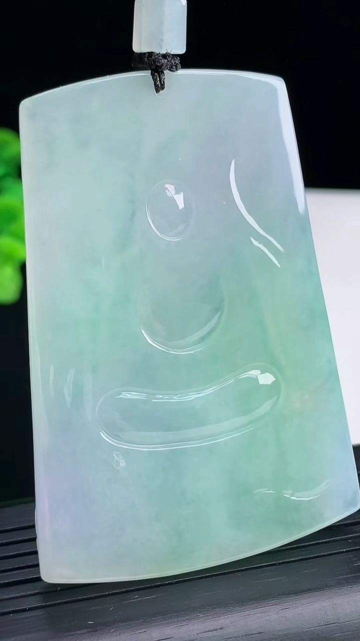 天然A货翡翠春带彩观音菩萨吊坠，尺寸69-48-5.5重量:46.65g
4月13日