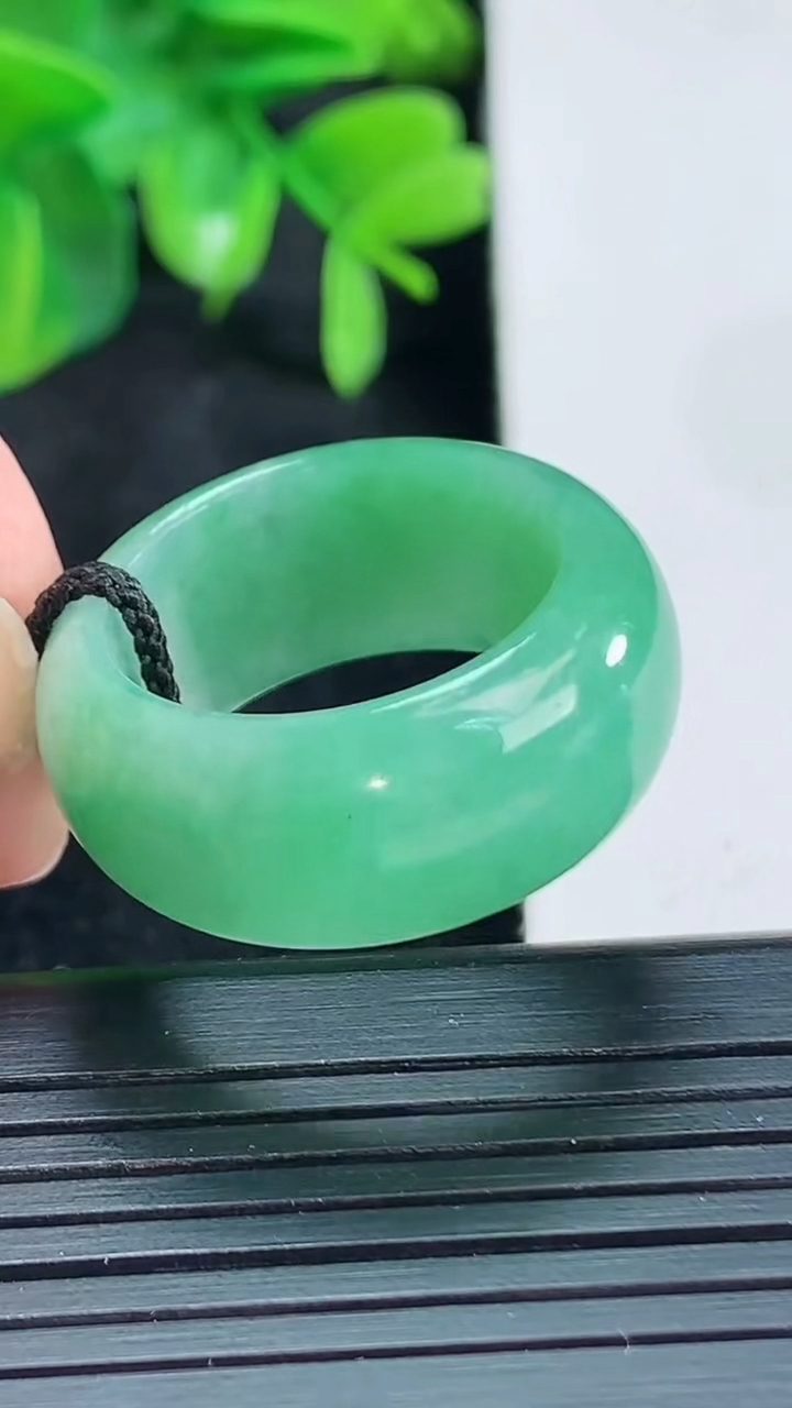 天然A货翡翠指环戒指尺寸19.2-10.7-3.8重:8.68g3322026年4月13日
工厂直销收藏佳品,种好水足，色泽均匀，有种有色，上手高大气！