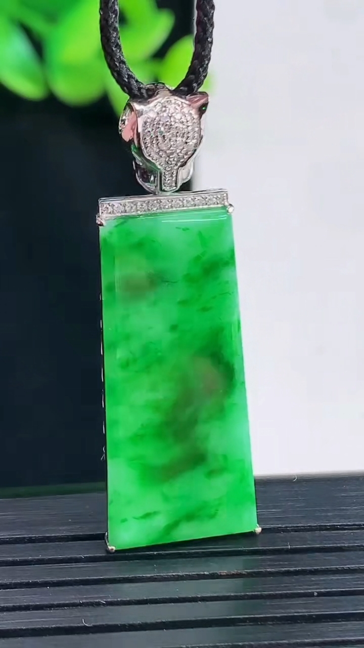 天然A货翡翠无事牌吊坠，尺寸41-13-4，裸石30-13.5重量:4.66g
4月13日