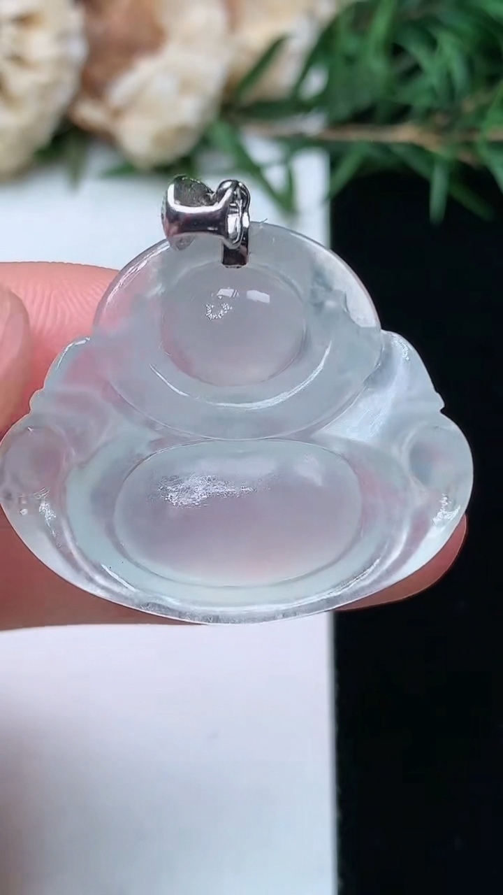 天然A货翡翠白冰佛公吊坠，尺寸25.2-30-6.5，重量:6.99g
4月13日