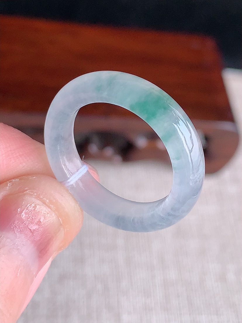 天然A货翡翠飘花素面戒指 
尺寸17.3-5.2-4mm 重量3.58g 0411