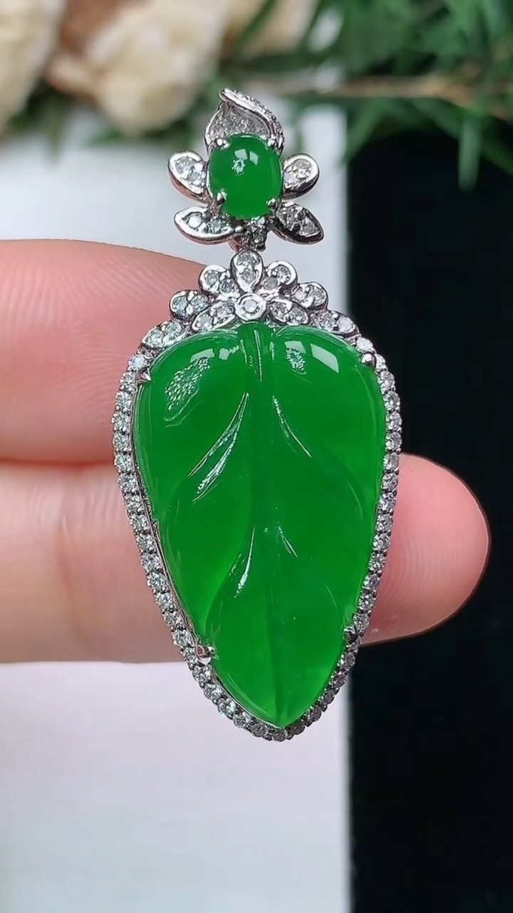 天然A货翡翠金枝玉叶 叶子吊坠，尺寸35.8-16-8.8，裸石21.5-13.5
4月13日，重量