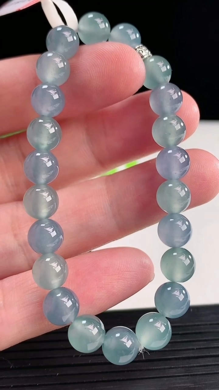 天然A货翡翠春带彩圆珠手串，尺寸8-22颗 重量:18.77g4月13日
工厂直销收藏佳品,种好水足