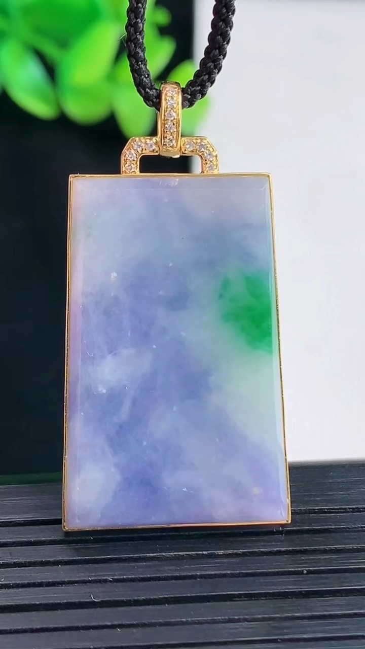 天然A货翡翠18k金春带彩无事牌吊坠，尺寸43-22-5.5，裸石34-22重量:12.17g
4月