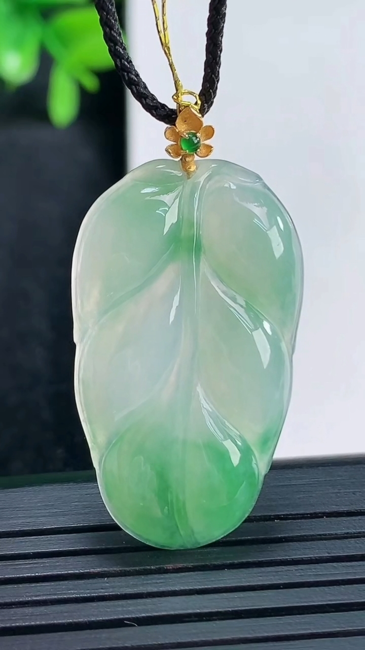 天然A货翡翠金枝玉叶 叶子吊坠尺寸39.6-20.7-3.8重量:5.49g
4月13日