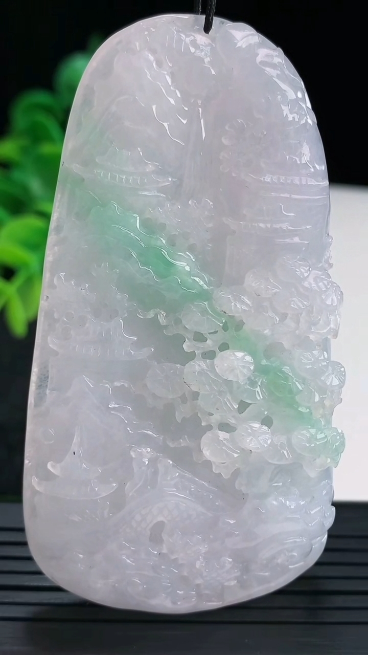 天然A货翡翠山水牌吊坠尺寸72.8-42.9-10.9重量:54.26g
4月13日