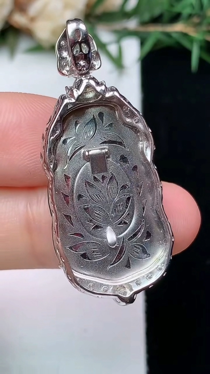 天然A货翡翠财神爷吊坠，尺寸38.9-24.9-15.9-7.3，重量:6.21g
4月13日