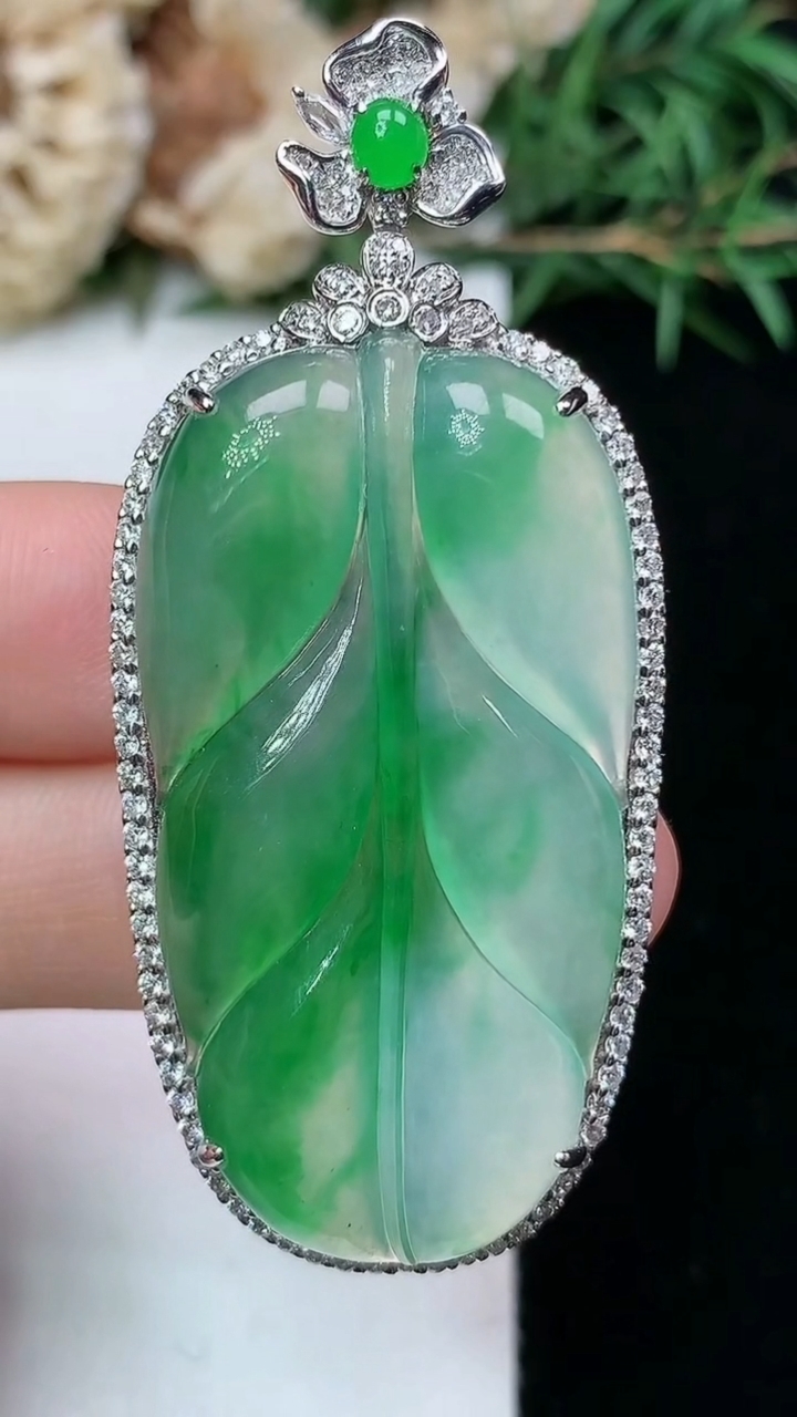 天然A货翡翠金枝玉叶 叶子吊坠，尺寸56-25-8.3，裸石40.6-22，重量:12.29g
4月