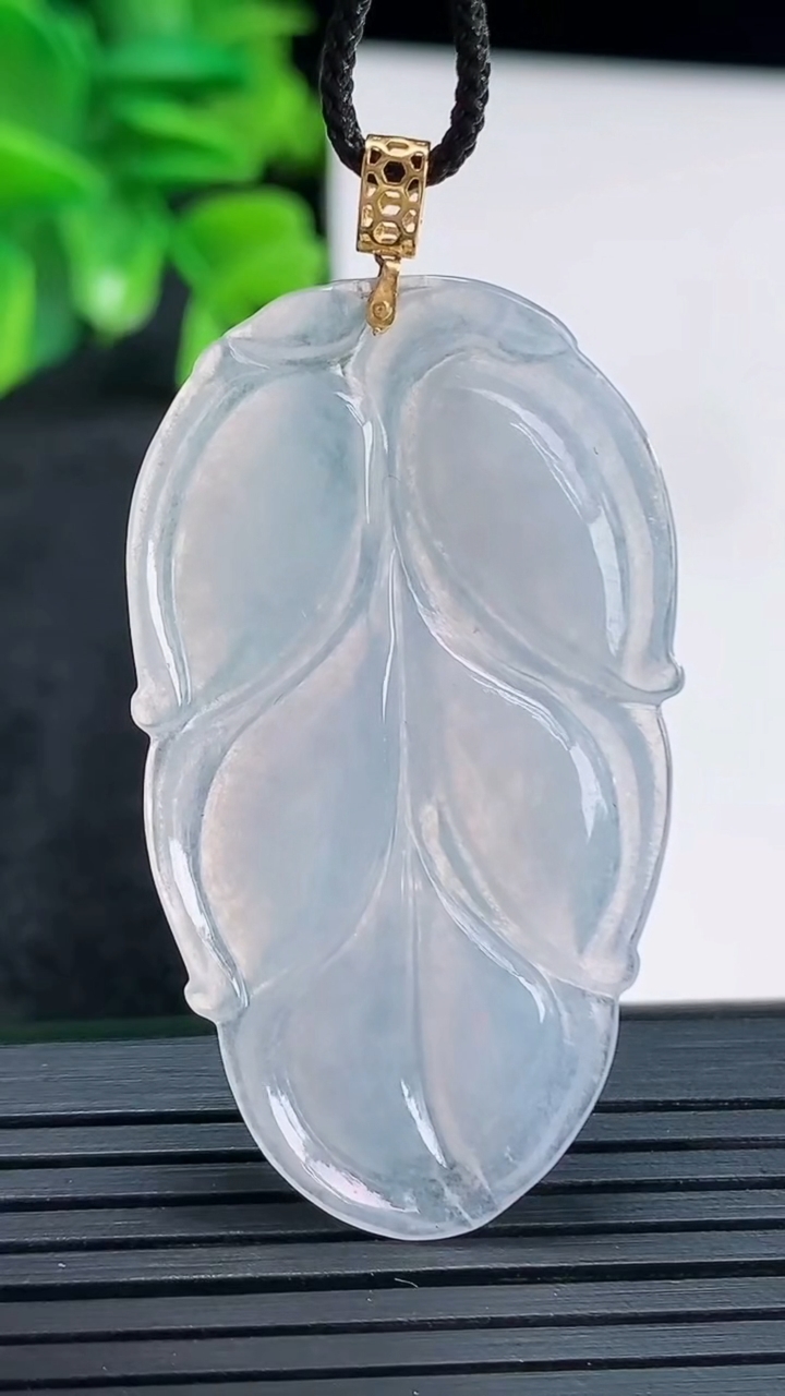 天然A货翡翠18K金紫罗兰金枝玉叶 叶子吊坠尺寸45.6-25.6-3.3重量:6.77g
4月13日