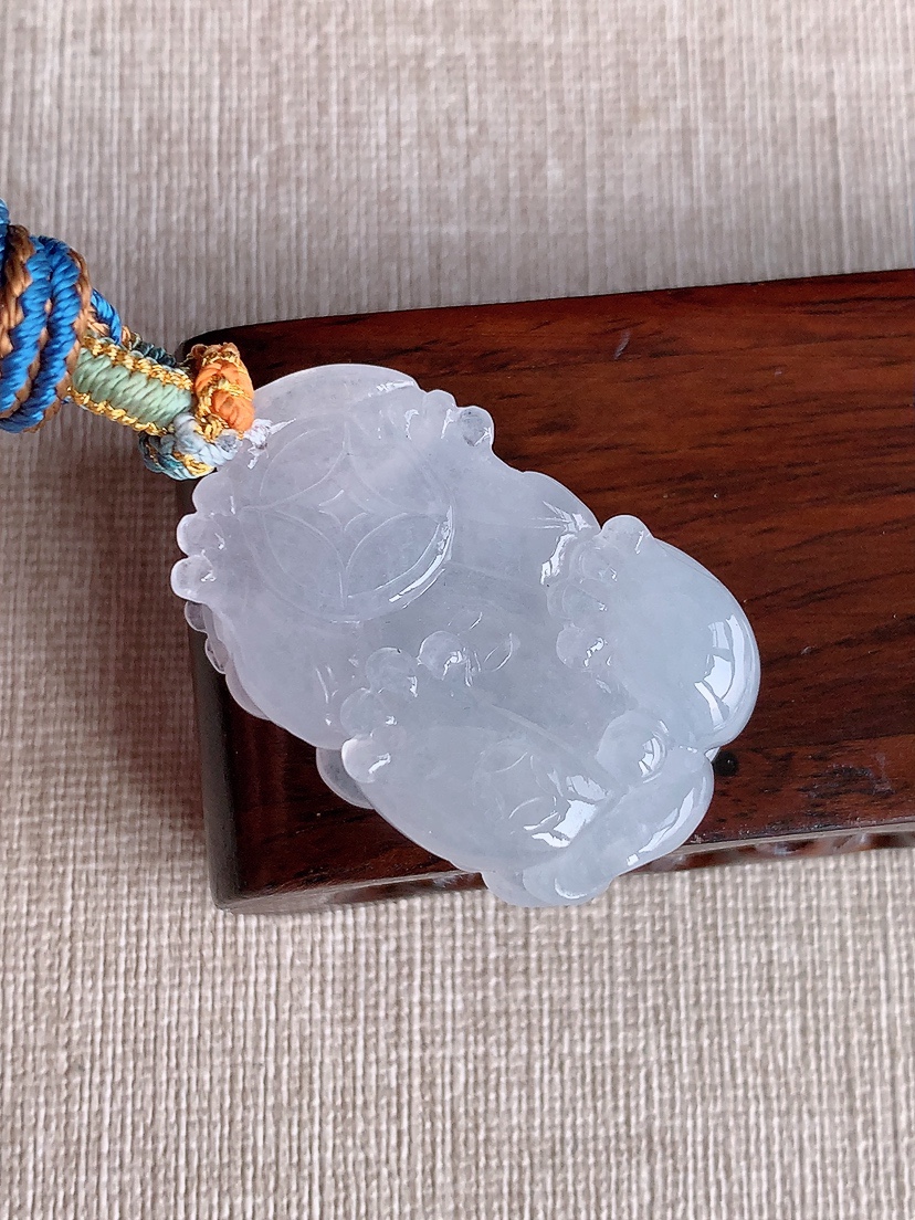 天然A货翡翠白冰白月光招财貔貅吊坠 
尺寸39-25-12.5mm 重量28.45g 0411