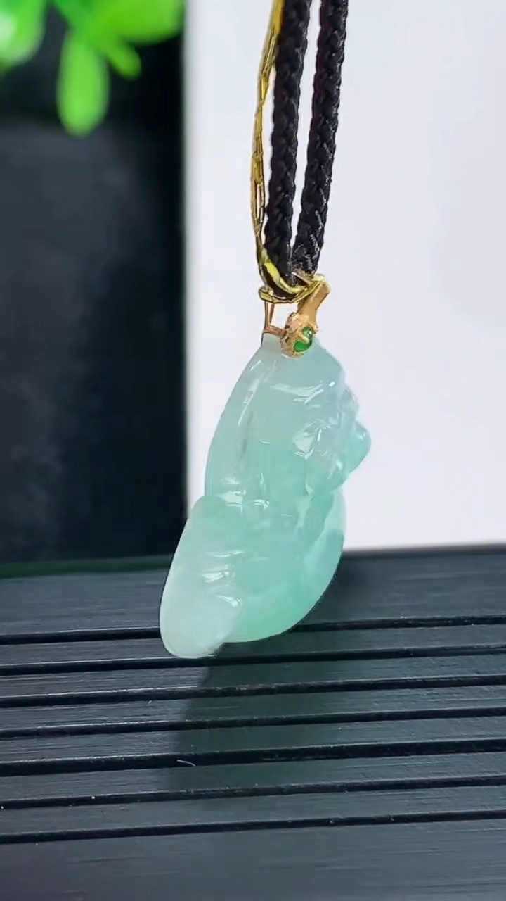 天然A货翡翠佛公吊坠尺寸24.5-22.7-5.4重量:4.00g
4月13日