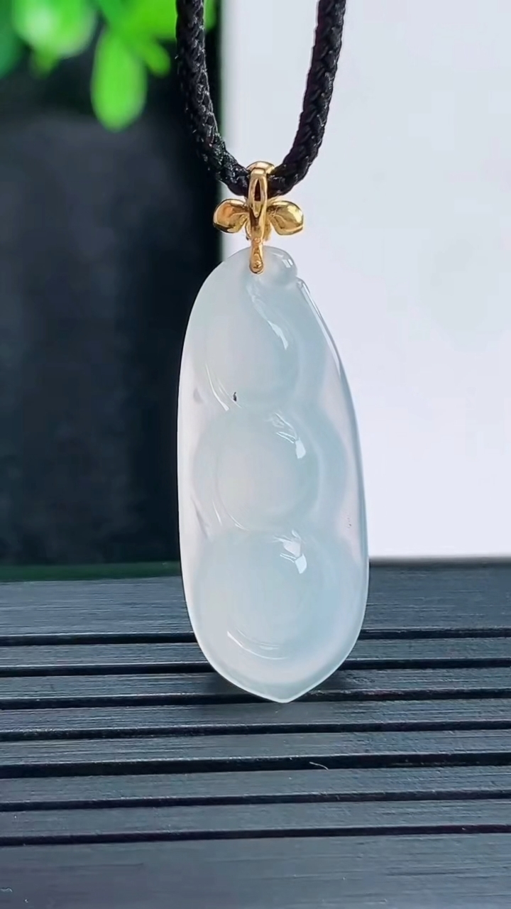 天然A货翡翠福豆吊坠尺寸32.9-11.3-5.3重量:2.55g
4月13日