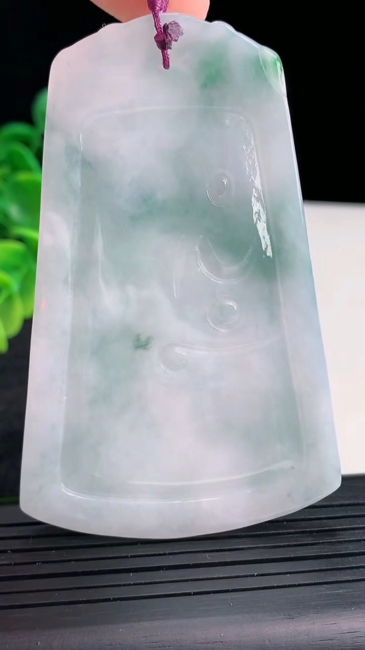 天然A货翡翠飘花文殊菩萨吊坠尺寸79.9-51.8-5.9重量:42.24g
4月13日