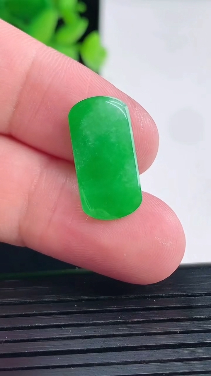 天然A货翡翠马鞍镶嵌件，尺寸20-10-3.2重量:1.37g
4月13日