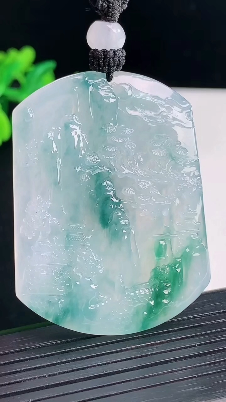 天然A货翡翠种飘花山水牌吊坠，尺寸54-40.5-5.6重量:30.65g
4月13日